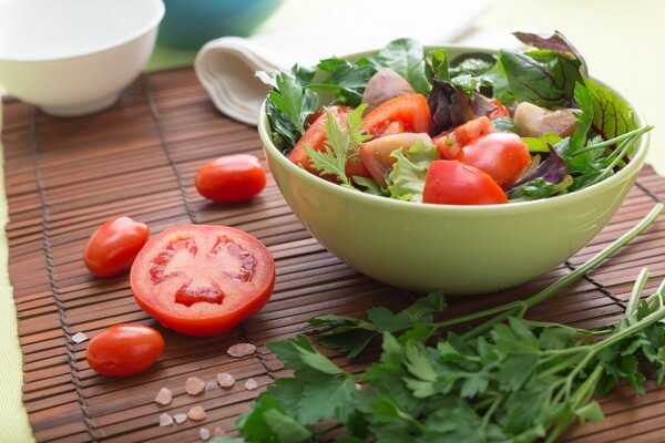 Bol con comida colorida y sencilla sobre una mesa, con ingredientes frescos